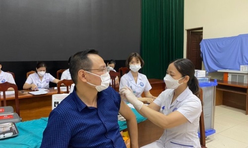 Cán bộ, công chức tỉnh Vĩnh Phúc nêu gương trong tiêm vắc-xin phòng Covid-19